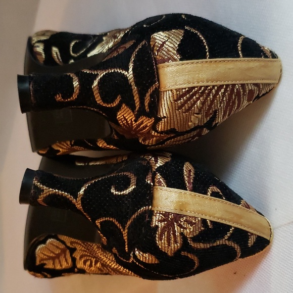 Elegant Black and Gold Heels - Picture 16 of 16